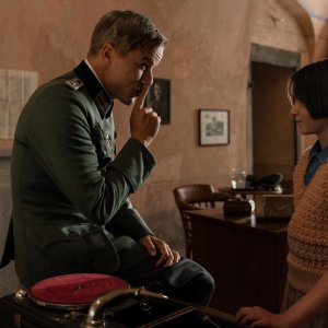 Fuochi d'artificio. Anna Losano e David Paryla in una scena nella serie.