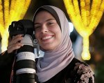 Fatma Hassona, uccisa a Gaza la fotoreporter palestinese: il doc in cui è protagonista selezionato a Cannes