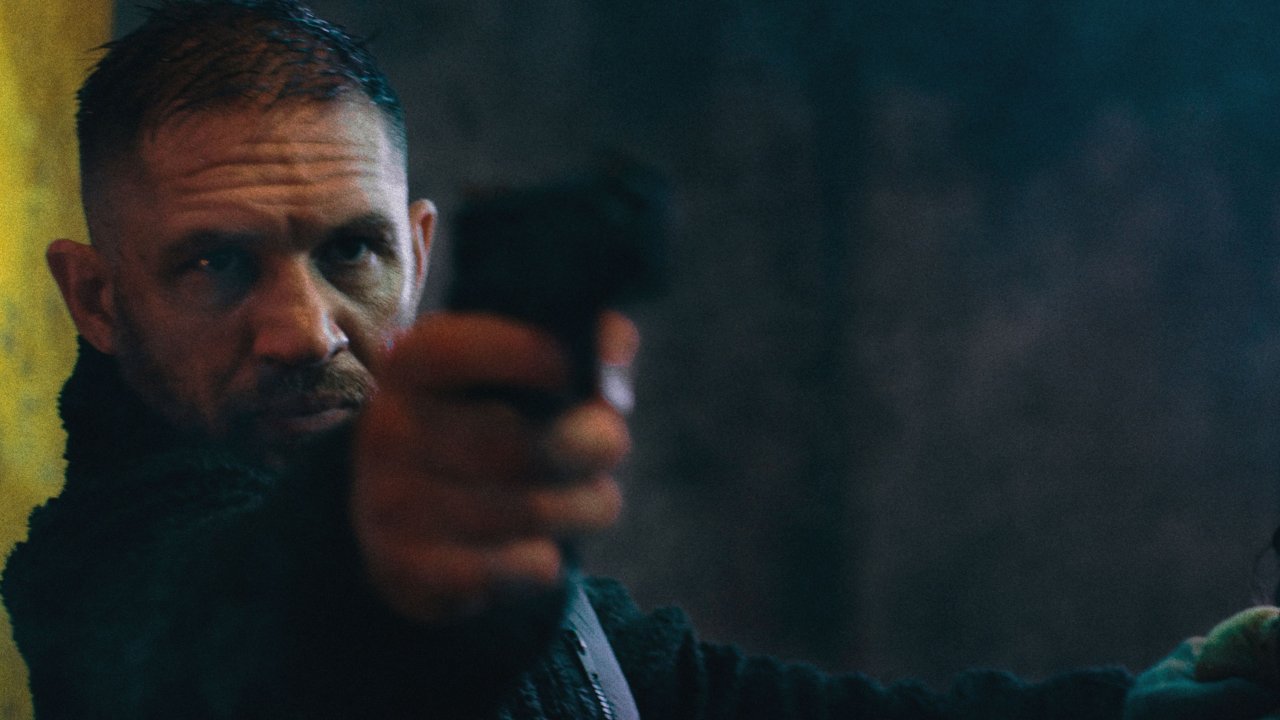 Tom Hardy in una scena d'azione di Havoc