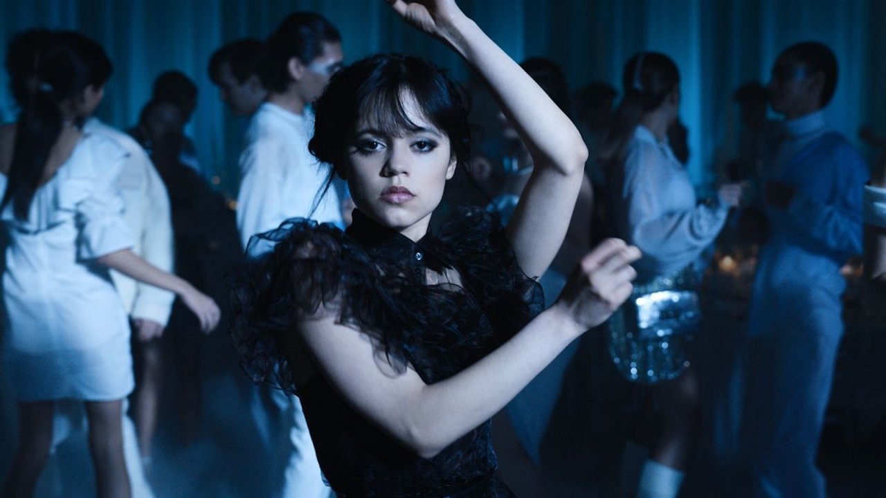 Mercoledì 2, Netflix anticipa la serie con Jenna Ortega con un nuovo poster e svela quando uscirà il trailer