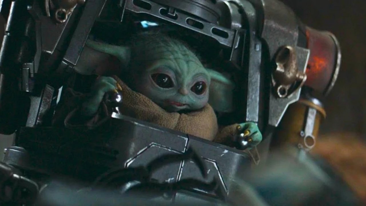 Baby Yoda in una scena di The Mandalorian.