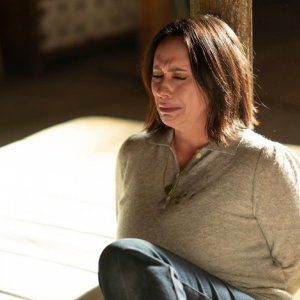 9-1-1. Jennifer Love Hewitt in una scena della midseason premiere dell'ottava stagione.