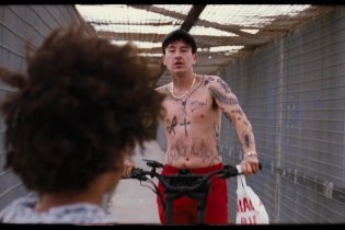 Bird - Trailer italiano del film di Andrea Arnold con Barry Keoghan e Franz Rogowsky