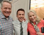Malcolm, Brian Cranston insieme al “figlio” Frankie Muniz nella foto dietro le quinte: la reunion prende forma