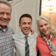 Malcolm, Brian Cranston insieme al “figlio” Frankie Muniz nella foto dietro le quinte: la reunion prende forma