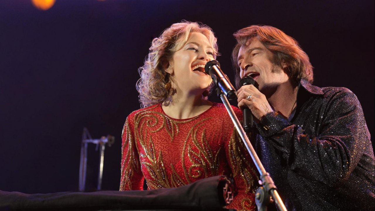 Hugh Jackman con Kate Hudson in una scena di Song Sung Blue