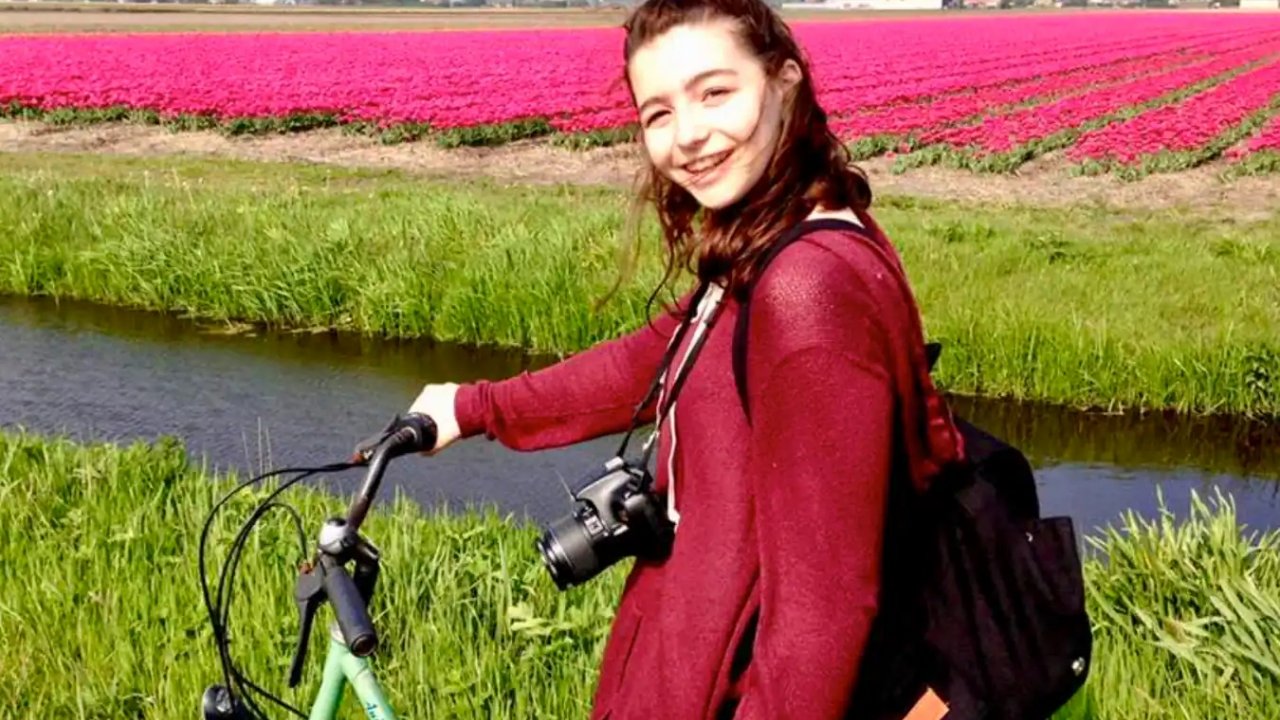 L'attrice Sophie Nyweide in bicicletta