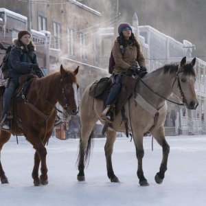 The Last of Us. Bella Ramsey e Isabela Merced in una scena della seconda stagione.