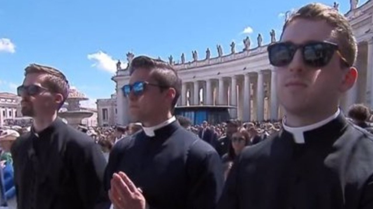 Tre preti in piazza San Pietro per i funerali di Papa Francesco