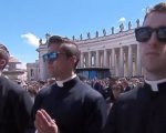 Funerali di Papa Francesco in piazza, ma sui social tutti pazzi per i tre preti bellissimi: 'Chi sono?'