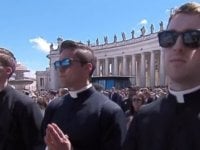 Funerali di Papa Francesco in piazza, ma sui social tutti pazzi per i tre preti bellissimi: 'Chi sono?'