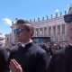 Funerali di Papa Francesco in piazza, ma sui social tutti pazzi per i tre preti bellissimi: 'Chi sono?'