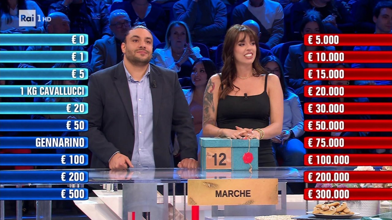 Affari Tuoi: Chiara dalle Marche sfiora il sogno, ma la fortuna non è dalla parte della futura mamma