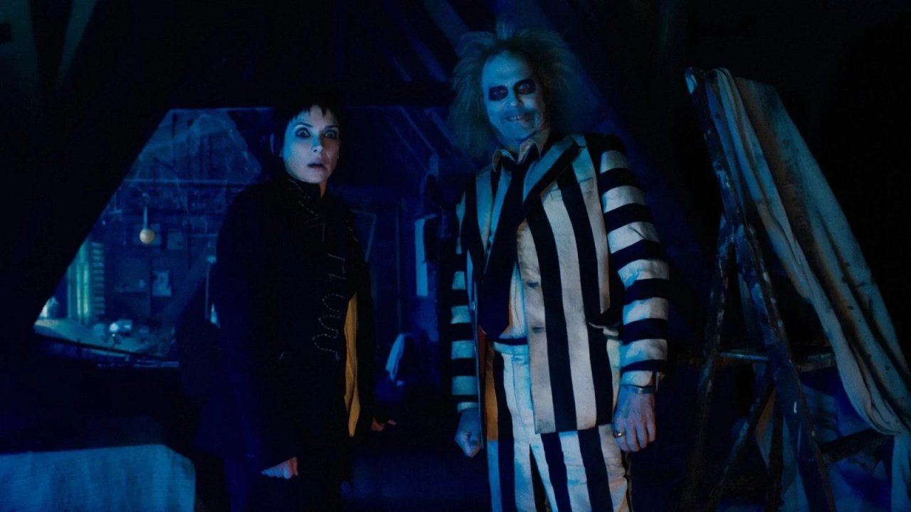 Winona Rider e Michael Keaton in una scena di Beetlejuice Beetlejuice.
