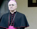 Fuori dal coro chiede intervista contro il Papa all'ex arcivescovo Viganò, poi la cancella: lui pubblica tutto