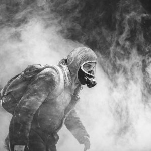 L'Eternauta. Una scena in bianco e nero della serie Netflix.