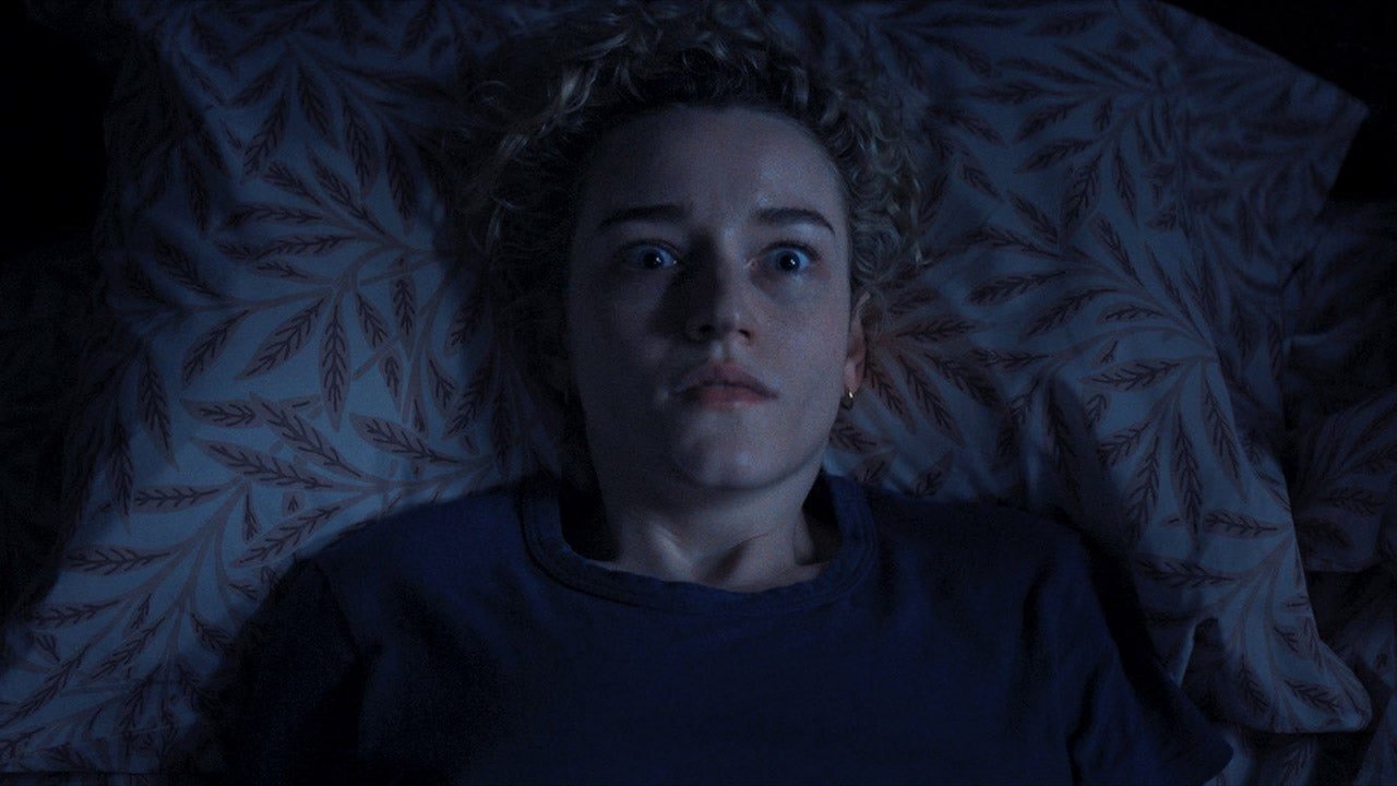 Weapons: Julia Garner in una scena del trailer