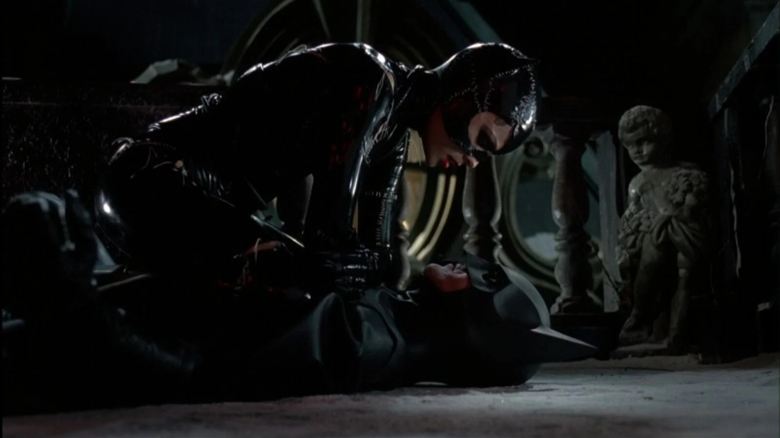 Michelle Pfeiffer e Michael Keaton in una scena di Batman - Il Ritorno.