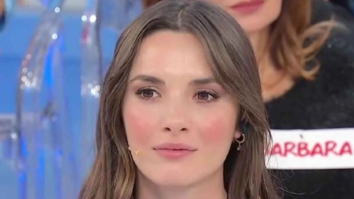 Uomini Donne da Movieplayer.it uomini e donne nadia si presenta a sorpresa nella barberia di gianmarco per il compleanno del tronista