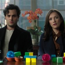 You. Penn Badgley e Charlotte Ritchie in una scena dell'ultima stagione.