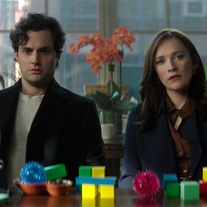 You. Penn Badgley e Charlotte Ritchie in una scena dell'ultima stagione.