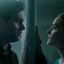 You. Penn Badgley e Madeleine Brewer in una scena dell'ultima stagione.