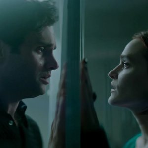 You. Penn Badgley e Madeleine Brewer in una scena dell'ultima stagione.