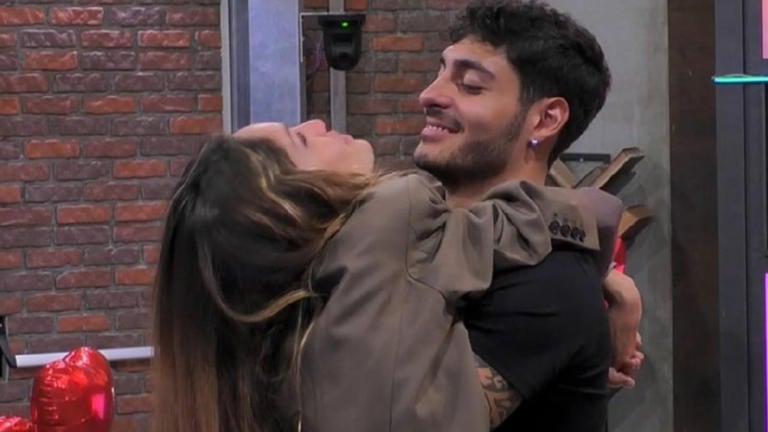 Grande Fratello, Helena balla sensualmente, Javier le protegge il lato B: fan in delirio per la coppia