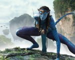 Avatar: Fuoco e cenere, Zoe Saldana ritratta nella nuova foto del film e qualche spoiler su Neytiri