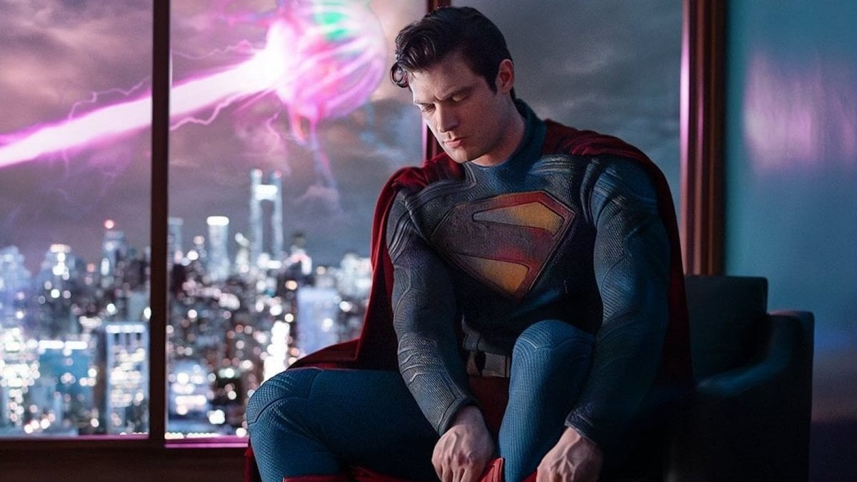 superman nuova foto david corenswet e rachel brosnahan sullo sfondo di una metropolis distrutta da Movieplayer.it superman nuova foto david corenswet e rachel brosnahan sullo sfondo di una metropolis distrutta