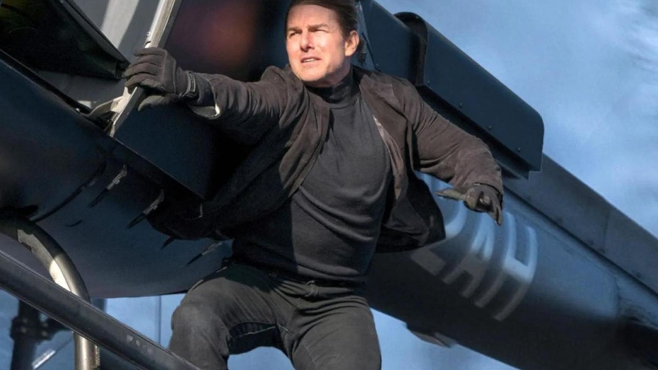 Tom Cruise impegnato in una acrobazia