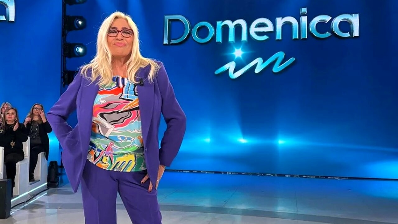 Mara Venier in studio durante una puntata di Domenica In
