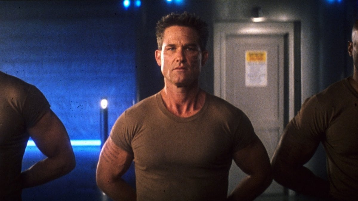 Kurt Russell da Movieplayer.it kurt russell in questo film legato a blade runner pronuncia soltanto 100 battute e si infortuna sul serio