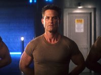 Kurt Russell, in questo film legato a Blade Runner, pronuncia soltanto 100 battute e si infortuna sul serio