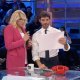 Ad Affari Tuoi speciale la gag di Stefano De Martino con la finta Maria De Filippi in stile C’è Posta per te