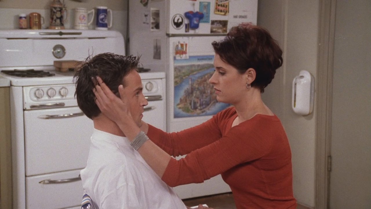 Paget Brewster e Matthew Perry in una scena di Friends