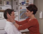 Friends, Paget Brewster ricorda l'esperienza con Matthew Perry: 'Era un vero gentiluomo'
