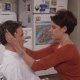 Friends, Paget Brewster ricorda l'esperienza con Matthew Perry: 'Era un vero gentiluomo'