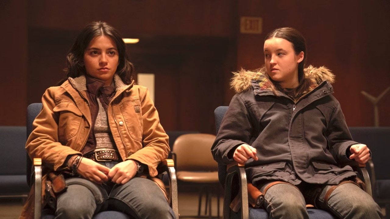 The Last of Us: Isabela Merced e Bella Ramsey in una scena