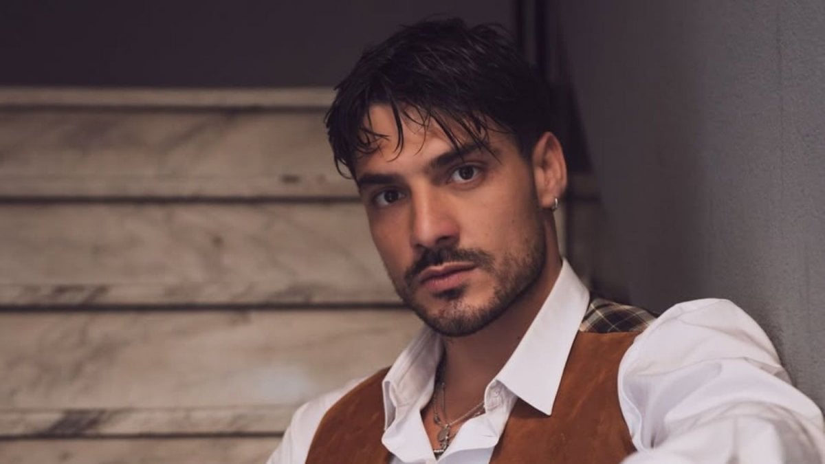 Grande Fratello, Lorenzo Spolverato senza agente: è finita con la Benegas (che rappresenta Helena Prestes)