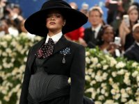 Rihanna incinta per la terza volta: il pancione debutta al Met Gala 2025