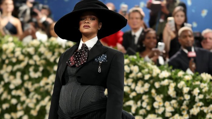 Rihanna incinta per la terza volta: il pancione debutta al Met Gala 2025