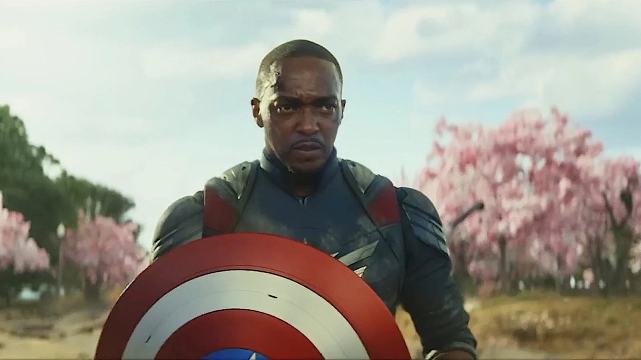 Anthony Mackie con in mano lo scudo di Captain America