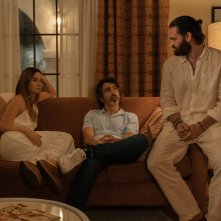 Based on a True Story. Kaley Cuoco, Chris Messina e Tom Bateman in una scena della seconda stagione.