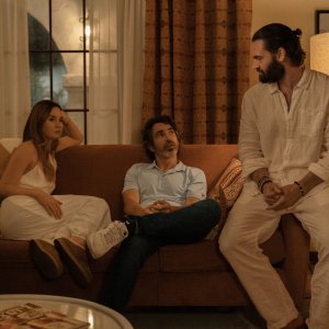 Based on a True Story. Kaley Cuoco, Chris Messina e Tom Bateman in una scena della seconda stagione.