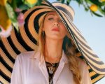 Un altro piccolo favore, pioggia di critiche sul cappello oversize di Blake Lively: 'Ridicolo'