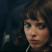 When It Rains in LA: lo sguardo perplesso di Monroe Cline sull'aereo