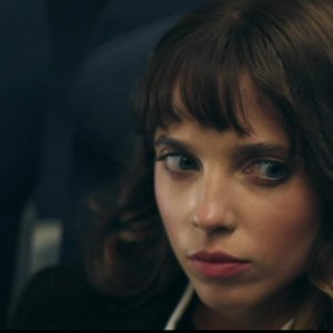 When It Rains in LA: lo sguardo perplesso di Monroe Cline sull'aereo