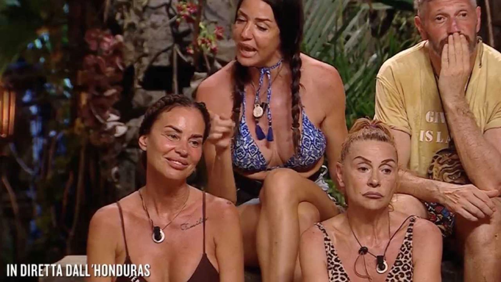 Antonella Mosetti e Alessia Fabiani litigano in Palapa