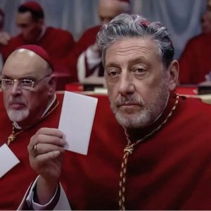 Conclave: Sergio Castellitto durante le operazioni di voto